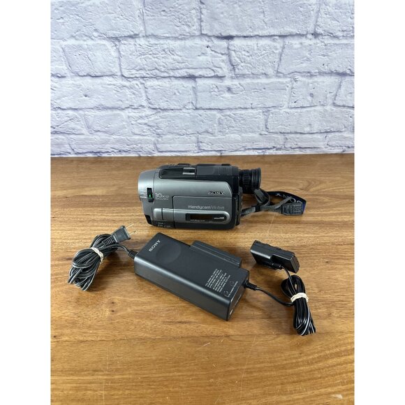 Sony Handycam Vision CCD-TRV62 Steady Shot 30x W/ Charger NO BATTERY - Picture 1 of 16